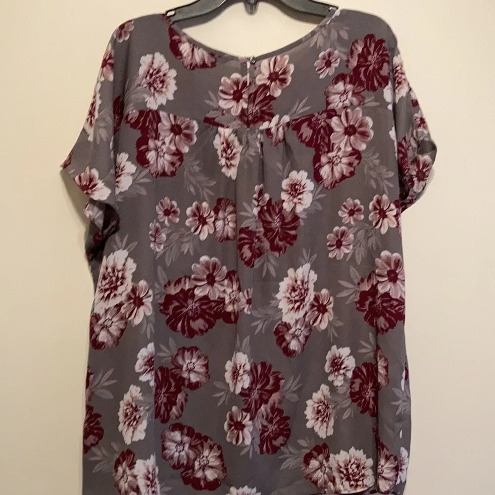 Banana Republic Gray Floral Short Sleeve Blouse with Burgundy Flowers - Picture 7 of 7